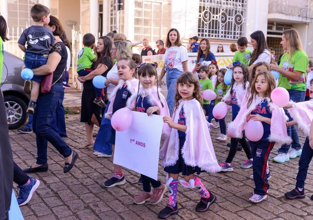 Procissão Mariana e Coroação de Nossa Senhora fortalecem a fé e a união da comunidade educativa